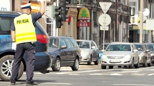 Policjanci zamiast świateł na skrzyżowaniu al. Solidarności z Lubartowską