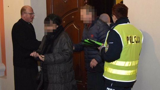 Policjanci zaskoczyli wiernych na mszy. Każdy coś dostał 