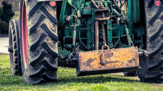 Policjanci zatrzymali ciągnik na drodze. Kto nim kierował? To było dla nich spore zaskoczenie