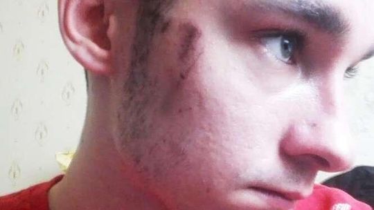 Policjanci zatrzymali go, bo miał damską torebkę. Kto był agresywny? Są ustalenia śledczych