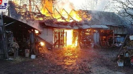Policjanci zauważyli dym. Nie czekali z pomocą na przyjazd strażaków 