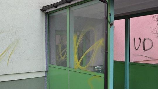 Policjanci złapali wandali, którzy pomazali bloki w Chełmie