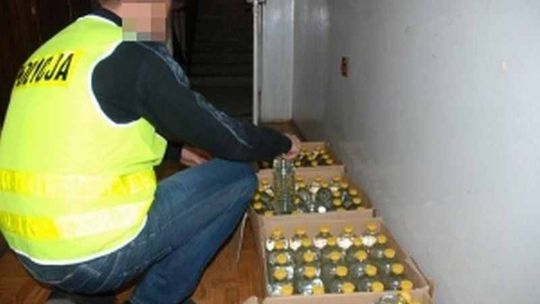 Policjanci znaleźli nielegalny alkohol w garażu