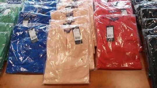 Policjanci znaleźli podrobione ubrania. Były warte 100 tys. zł