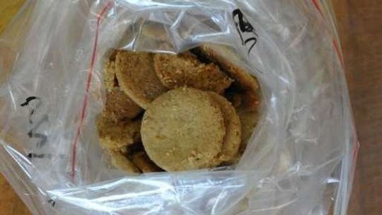 Policjanci znaleźli w mieszkaniu ciasteczka. Miały bardzo nietypowy skład [wideo]