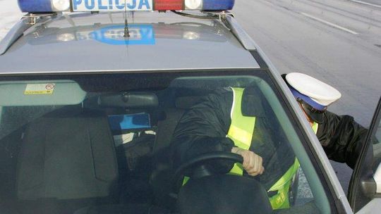 Policjant cofał i wjechał w audi