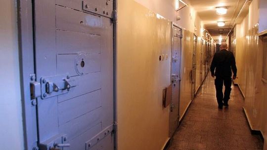 Policjant molestował w areszcie, ale posiedzi krócej