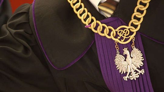 Policjant oskarżony. Chodzi o pobicie zatrzymanego 18-latka