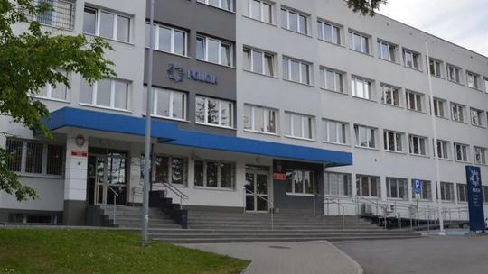 Policjant pod wpływem uderzył w budynek Komendy. Usłyszał zarzuty