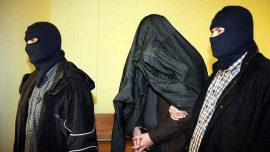 Policjant śmiertelnie potrącił 19-latkę. Żona go kryła i zacierała ślady