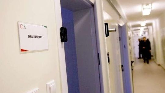 Policjant "uspokajał" też paralizatorem 22-latka? Nie tylko Francuz ucierpiał od paralizatora