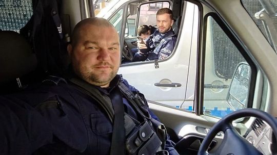 Policjant wyprowadził mężczyznę z płonącego mieszkania. Chwilę później wybuchła butla z gazem