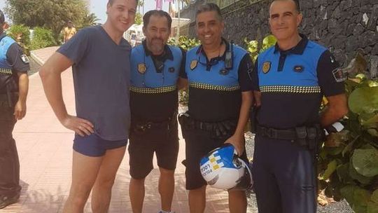 Policjant z Lublina złapał złodziei na Teneryfie. Zauważył ich gdy leżał na plaży