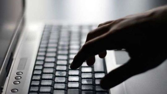 Policjant zaglądał do baz danych i przekazywał informacje detektywom. Odpowie przed sądem