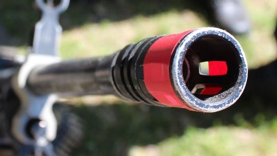 Policjant zatrzymał kłusownika. Leżał w krzakach