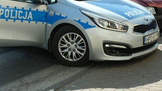 Policjantka wjechała do rowu i uderzyła w drzewo. Była pod wpływem alkoholu