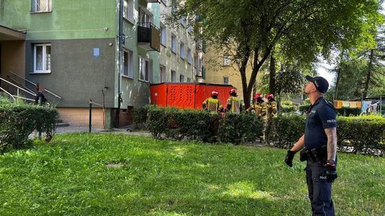 Policyjna akcja na ul. Glinianej. Ściągnęli negocjatora i strażaków