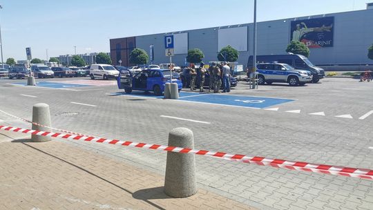 Policyjna akcja pod marketem w Lublinie. Wezwali pirotechników