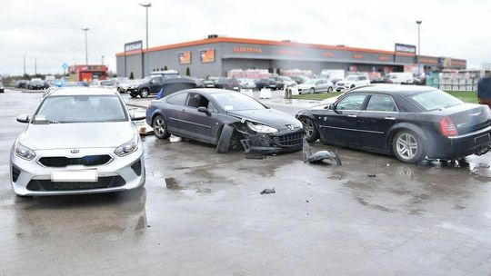 Policyjny pościg w Białej Podlaskiej. Peugeot wjechał na parking i niszczył inne samochody