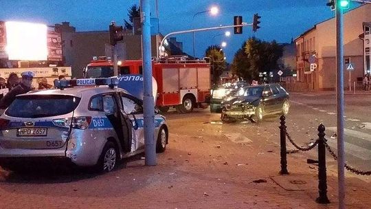 Policyjny radiowóz zderzył się z audi. Osiem osób trafiło do szpitala