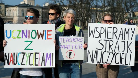 "Politycy do tablicy!". Akcja wsparcia protestujących nauczycieli na pl. Litewskim [zdjęcia]