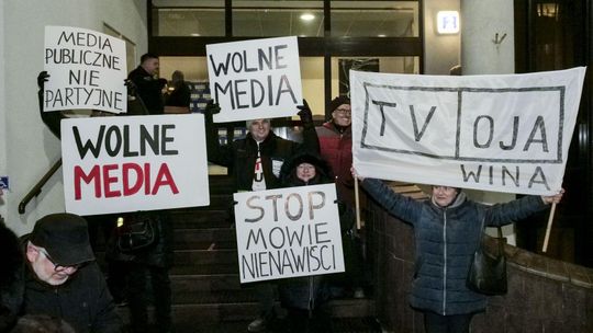 Politycy PO bojkotują TVP. Żmijan: "Słowo „szczujnia” bardzo pasuje do telewizji Jacka Kurskiego"