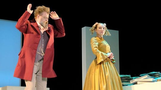 Polityka nie, miłość tak - recenzja spektaklu „Wielki człowiek do małych interesów”