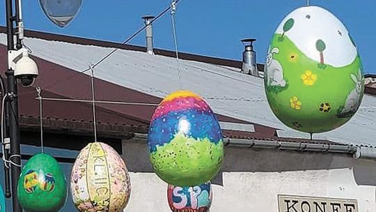 Półmetrowe pisanki wiszą nad Hrubieszowem