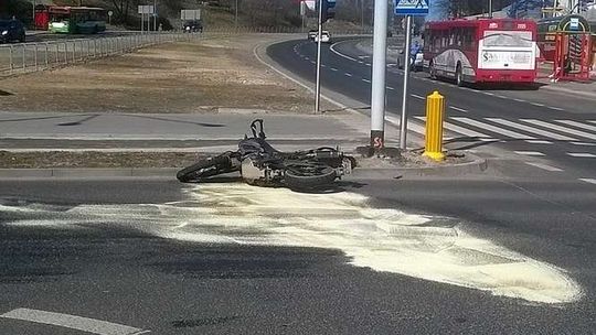 Północna: Motocykl zderzył się z samochodem (zdjęcia)