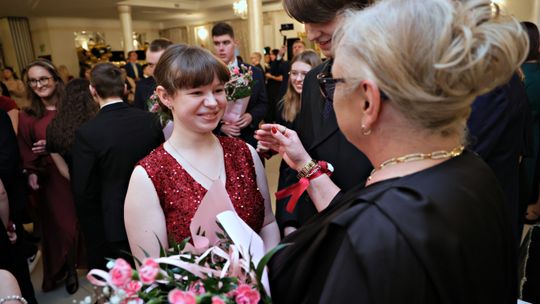 Polonez na rozpoczęcie nowego etapu. Bal ósmoklasistów SP nr 26 w Lublinie