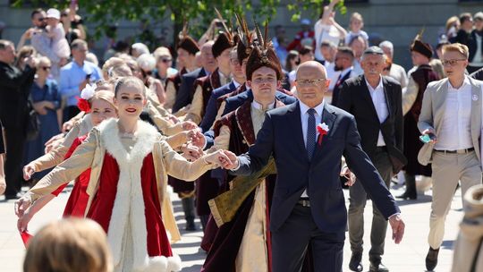 Poloneza czas zacząć! 617 par uczciło rocznicę uchwalenia Konstytucji