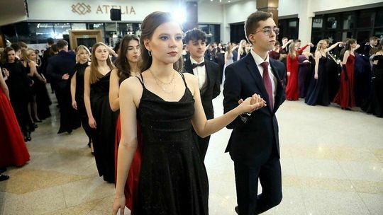 Poloneza czas zacząć. Tak bawili się uczniowie III LO w Lublinie