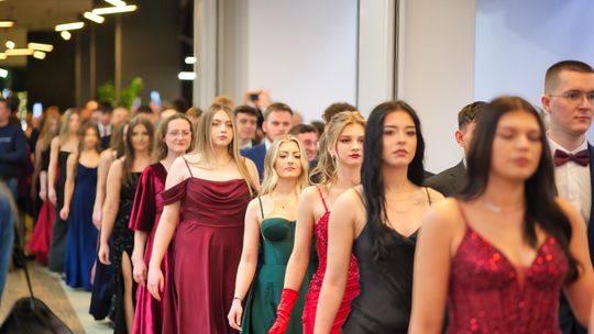 Poloneza czas zacząć. Uczniowie PSBiG bawią się do białego rana