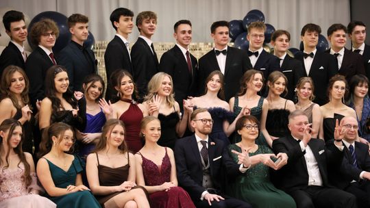 Poloneza czas zacząć. Uczniowie "Unii" bawili się do białego rana Studniówka III LO im. Unii Lubelskiej – pamiątkowe zdjęcie uczestników balu