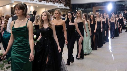 Poloneza zatańczyli dzisiaj absolwenci ZS nr 5 z ul. Elsnera w Lublinie