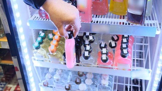 "Połowa mojego miesięcznego utargu to sprzedaż alkoholu". "Małpki" podrożeją, słodzone napoje także