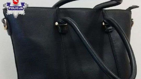 Położyła torebkę na parapecie i poszła. Miała sporo szczęścia