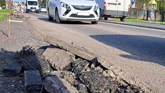Położyli asfalt, teraz go zrywają. Ta droga miała być gotowa rok temu