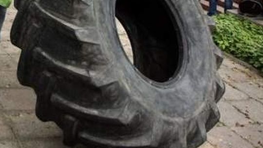 Położyli na torach oponę od traktora. Uszkodzili szynobus