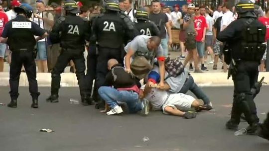 Polscy kibice pobili się między sobą przed meczem z Ukrainą (wideo)