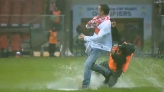 Polska - Anglia. Wodospady na narodowym i zabawy kibiców (wideo)