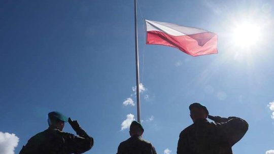 Polską flagę można legalnie wywieszać nie tylko w święta państwowe. Sprawdź, kiedy można to robić