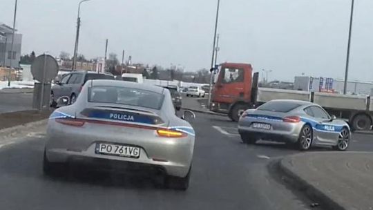 Polska policja jeździ Porsche - 911-tką i Caymanem. Zobacz film