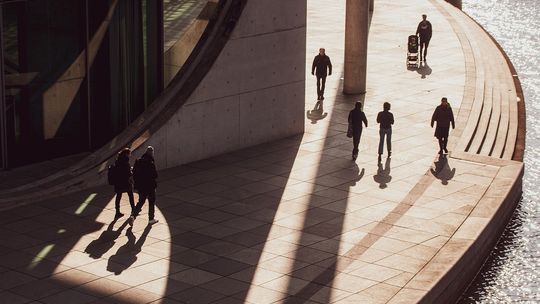 Spacerowicze w centrum miasta