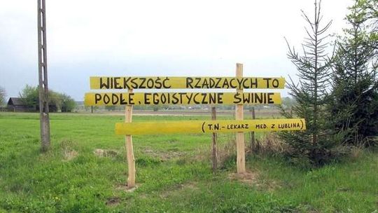 "Polski kapitalizm to kupa gnoju". Od kilkunastu lat pan Bronisław stawia hasła na posesji