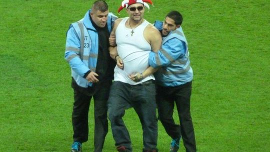 Polski kibic na murawie Wembley podczas meczu Anglia - Polska (wideo)