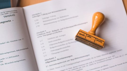 Polskie firmy tracą miliony na niezweryfikowanych notach obciążeniowych. Jak się przed tym bronić?
