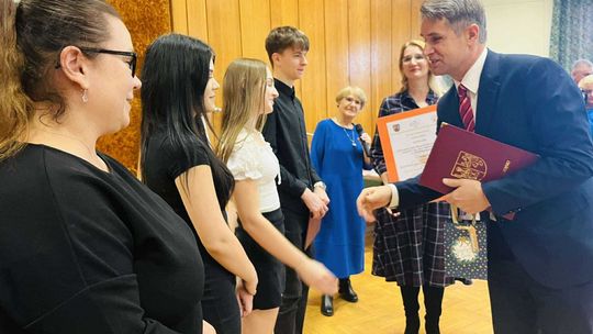 Pomaganie daje radość. Pomagają cały czas, dziś zostali docenieni