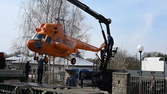 Pomarańczowy śmigłowiec stoi już przy muzeum. Wyjątkowy eksponat