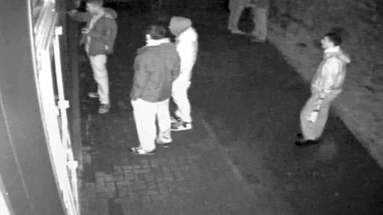 Pomazali ścianę budynku w Puławach. Nagrała ich kamera